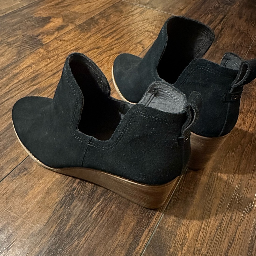 Tom’s Kallie Cutout Boot Black Suede Brand New